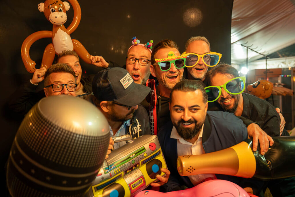 Feiernde Kollegen auf der 4Motions Jubiläumsfeier